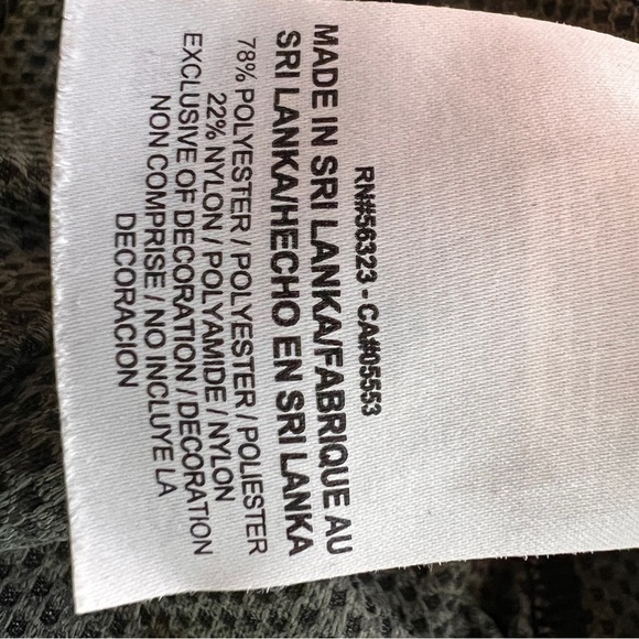 NIKE GRAY/BLACK STRIPED RUNNING TOP. SHORT SLEEVES. Small front pocket for key - Picture 6 of 8